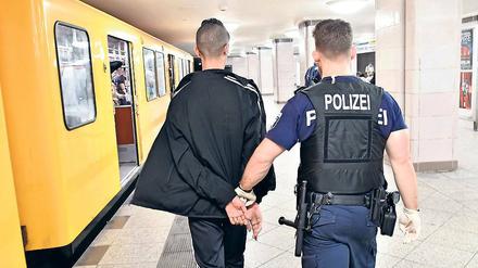 Auf der richtigen Seite. Die Berliner Polizei soll sich mehr für Menschen mit Migrationshintergrund öffnen, um die Zusammensetzung der Stadtgemeinschaft besser abzubilden. Einige sehen die Integrität der Truppe dadurch bedroht.