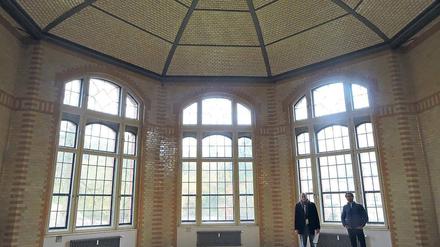 Geräumiges Denkmal. Im Hauptraum der früheren Küche soll einmal eine Atelier-Wohnung entstehen. Fertig saniert sind die Räume bereits, sie werden derzeit aber noch als Lager und Raum für ein Vermietungsbüro genutzt. Von den 14 Wohnungen im Haus sind nur noch zwei frei, insgesamt entstehen 57 Wohnungen auf dem Gelände.