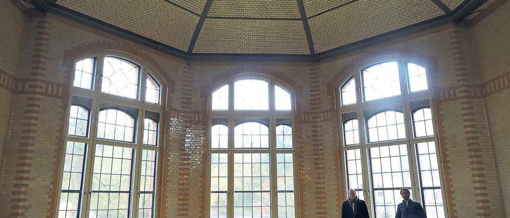 Geräumiges Denkmal. Im Hauptraum der früheren Küche soll einmal eine Atelier-Wohnung entstehen. Fertig saniert sind die Räume bereits, sie werden derzeit aber noch als Lager und Raum für ein Vermietungsbüro genutzt. Von den 14 Wohnungen im Haus sind nur noch zwei frei, insgesamt entstehen 57 Wohnungen auf dem Gelände.