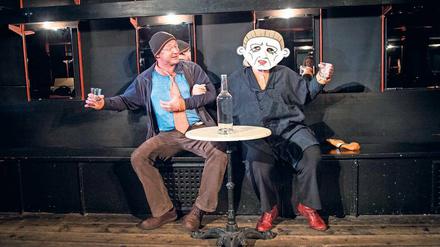 Trinkbrüder. Mathias Iffert und Christiane Ziehl im „Heiligen Trinker“.