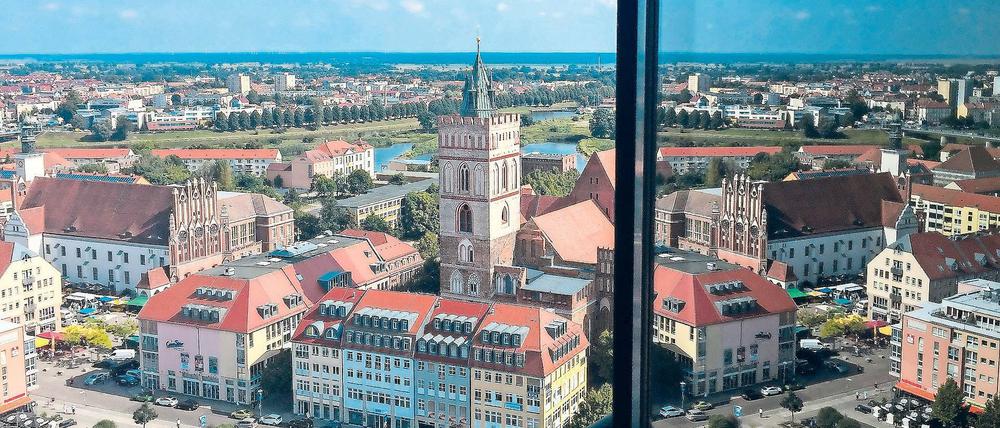 Freier Blick. Nach den ursprünglichen Vorstellungen der Landesregierung sollten die Städte Frankfurt (hier ein Blick aus dem Oderturm), Cottbus und Brandenburg künftig nicht mehr kreisfrei sein, sondern mit angrenzenden Kreisen fusionieren.