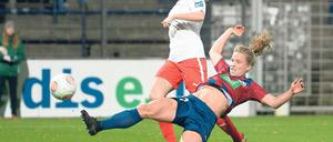 Den Sieg verpasst. Nur eine Minute nach dem Führungstreffer durch Potsdams Svenja Huth hatte deren Sturmkollegin Tabea Kemme das 2:0 auf dem Fuß. Eine Flanke von Huth spitzelte sie allerdings an die Latte des Frankfurter Tores – und nicht hinein.