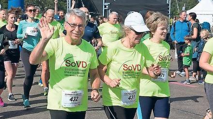 Laufenthusiast. Wolfgang Koch (l.) engagiert sich für die Betriebssportgemeinschaft der AOK und nimmt auch an der AOK-Heldenstaffel beim Teltowkanal-Halbmarathon teil.