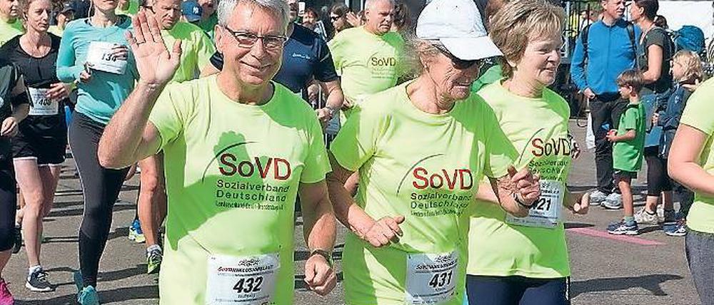 Laufenthusiast. Wolfgang Koch (l.) engagiert sich für die Betriebssportgemeinschaft der AOK und nimmt auch an der AOK-Heldenstaffel beim Teltowkanal-Halbmarathon teil.