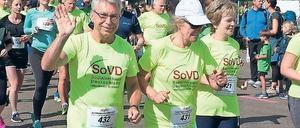 Laufenthusiast. Wolfgang Koch (l.) engagiert sich für die Betriebssportgemeinschaft der AOK und nimmt auch an der AOK-Heldenstaffel beim Teltowkanal-Halbmarathon teil.