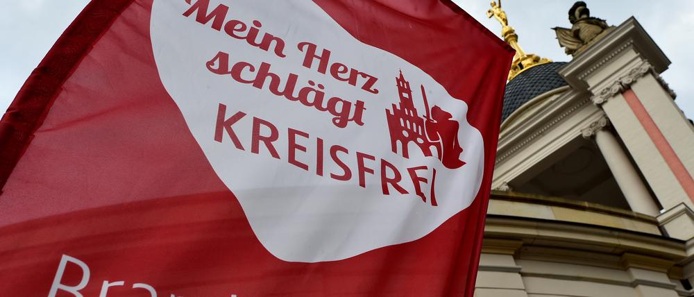 Die Brandenburger Landesregierung will unter anderem die bislang kreisfreien Städte Cottbus, Frankfurt (Oder) und Brandenburg/Havel mit Landkreisen fusionieren. Dagegen gibt es Protest.