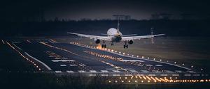 Streitpunkt. Flüge am frühen Morgen könnten beim BER künftig weiter eingeschränkt werden. Das wird zumindest jetzt geprüft.