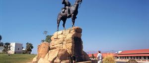 Sichtbares Erbe. Noch heute finden sich in den ehemaligen deutschen Kolonien die Spuren der einstigen Besatzer – wie dieses Reiterdenkmal der ehemaligen deutschen Schutztruppe in Windhuk, Namibia, zum Gedenken an die Gefallenen der Aufstände von 1907. Das Denkmal wurde 1912 enthüllt.
