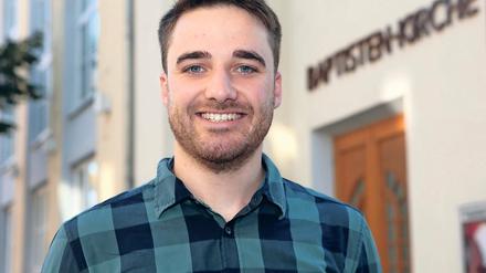 Predigt Offenheit. Die Jugendlichen sollen mit allen Fragen zu Daniel Knelsen kommen können. Gemeinsam mit ihnen möchte der Jugendpfarrer der Baptisten Antworten finden.