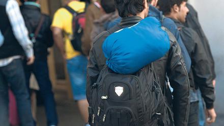 Schwere Vorwürfe. Das ZDF-Magazin „Frontal 21“ berichtete am Dienstag, dass sich Bewohner der Flüchtlingsunterkunft im ehemaligen Rathaus Wilmersdorf mit sexuellen Diensten Geld verdienen. Heimbetreiber und ehrenamtliche Helfer zeigen sich ahnungslos. Unser Bild zeigt Flüchtlinge bei ihrem Einzug im September 2015.