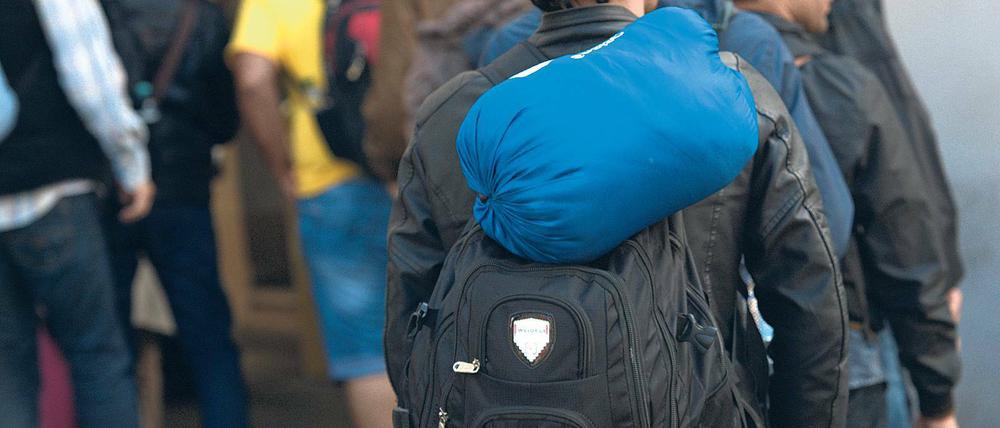 Schwere Vorwürfe. Das ZDF-Magazin „Frontal 21“ berichtete am Dienstag, dass sich Bewohner der Flüchtlingsunterkunft im ehemaligen Rathaus Wilmersdorf mit sexuellen Diensten Geld verdienen. Heimbetreiber und ehrenamtliche Helfer zeigen sich ahnungslos. Unser Bild zeigt Flüchtlinge bei ihrem Einzug im September 2015.