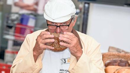 Eine Nase Brot. Innungsmeister Michael Schmidtke riecht bei einer Qualitätsprüfung in Potsdam an einem Laib Brot. Zusammen mit Michael Isensee vom Deutschen Brotinstitut testete er Dutzende Brote. Kriterien waren neben dem Aroma auch Geschmack und Konsistenz des Brotes. Das Urteil der beiden Experten fiel weitestgehend positiv aus.
