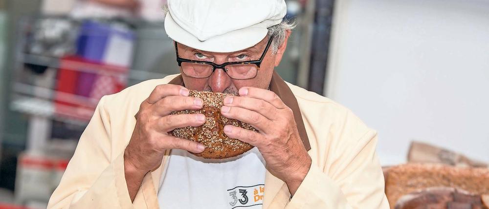 Eine Nase Brot. Innungsmeister Michael Schmidtke riecht bei einer Qualitätsprüfung in Potsdam an einem Laib Brot. Zusammen mit Michael Isensee vom Deutschen Brotinstitut testete er Dutzende Brote. Kriterien waren neben dem Aroma auch Geschmack und Konsistenz des Brotes. Das Urteil der beiden Experten fiel weitestgehend positiv aus.