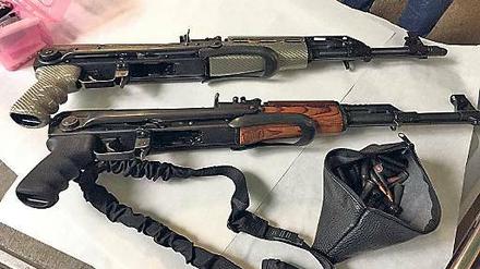 Fund. Waffen, Waffenteile und viel Munition wurden beschlagnahmt.