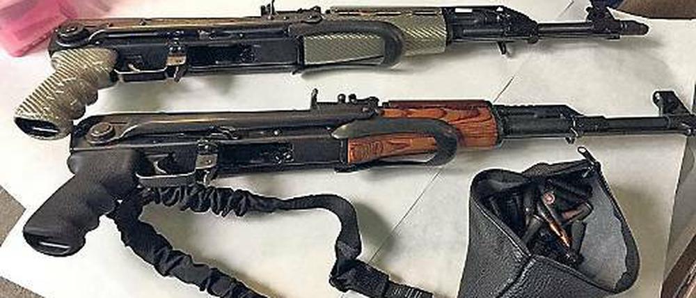 Fund. Waffen, Waffenteile und viel Munition wurden beschlagnahmt.