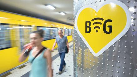 Liebe, die nicht hält. Die BVG wirbt mit dem drahtlosen Internet-Zugang. Doch W-LAN gibt es nur im Bahnhof: Sobald der Zug abfährt, reißt die Verbindung ab.