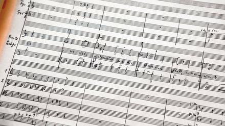 Erstling aus Potsdam. Joachim Werzlaus (r.u.) erste Oper „Regine“ wurde im Hans Otto Theater uraufgeführt. Sein Sohn Friedemann Werzlau (o.r., Mitte) übergab den Nachlass an Karsten Fietzke und Marion Mattekat.