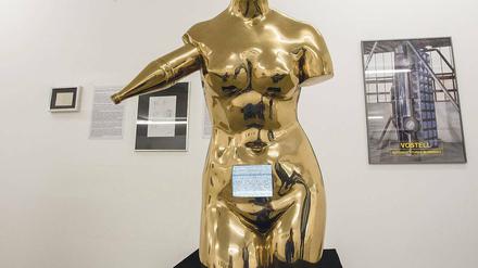 Amputiert. Der Fluxuskünstler Wolf Vostell verquickte in seinen Skulpturen gern klassische Schönheitsideale mit einer ordentlichen Prise Gesellschaftskritik. Sein Torso „Berlinerin“ (1994) trägt einen Fernseher im Bauch.
