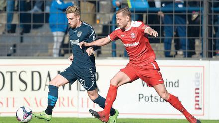 Einer der fleißigsten und auffälligsten Akteure des SV Babelsberg 03 war Tino Schmidt (l.) in der gestrigen Partie gegen Budissa Bautzen, dessen Johann Weiß seine Mühe mit dem flinken Nulldreier hatte. Ein Tor gelang Schmidt allerdings auch nicht.