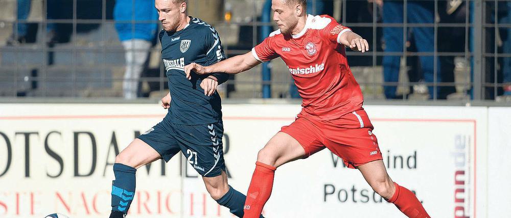 Einer der fleißigsten und auffälligsten Akteure des SV Babelsberg 03 war Tino Schmidt (l.) in der gestrigen Partie gegen Budissa Bautzen, dessen Johann Weiß seine Mühe mit dem flinken Nulldreier hatte. Ein Tor gelang Schmidt allerdings auch nicht.