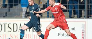 Einer der fleißigsten und auffälligsten Akteure des SV Babelsberg 03 war Tino Schmidt (l.) in der gestrigen Partie gegen Budissa Bautzen, dessen Johann Weiß seine Mühe mit dem flinken Nulldreier hatte. Ein Tor gelang Schmidt allerdings auch nicht.