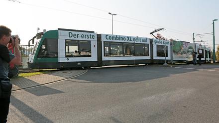 In die Combino-Bahnen sollen rund 246 Fahrgäste Platz finden.
