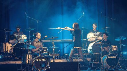 Energie und Rhythmus. Im Lindenpark können Kinder und Eltern in einem Kurs in den Ferien gemeinsam das Schlagzeug- und Percussionspielen ausprobieren.
