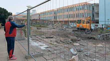 Im Wandel. Die Staudenhof-Grünfläche ist bereits weg. Im November beginnt die Schadstoffbeseitigung am alten FH-Gebäude.