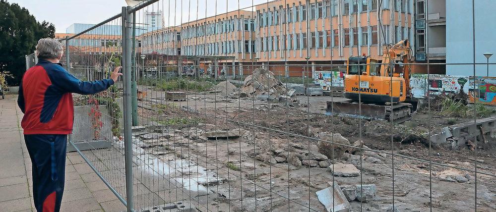 Im Wandel. Die Staudenhof-Grünfläche ist bereits weg. Im November beginnt die Schadstoffbeseitigung am alten FH-Gebäude.