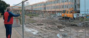 Im Wandel. Die Staudenhof-Grünfläche ist bereits weg. Im November beginnt die Schadstoffbeseitigung am alten FH-Gebäude.