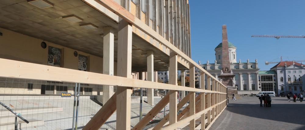 Holzzaun vor dem Gebäude der Fachhochschule: Der Fahrplan für den Abriss steht.