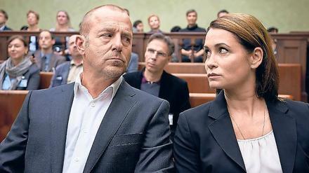 Was plant unser Nachbar als Nächstes? Randolph Tiefenthaler (Heino Ferch) und Rebecca (Anja Kling) warten angespannt auf die Eröffnung der Gerichtsverhandlung.