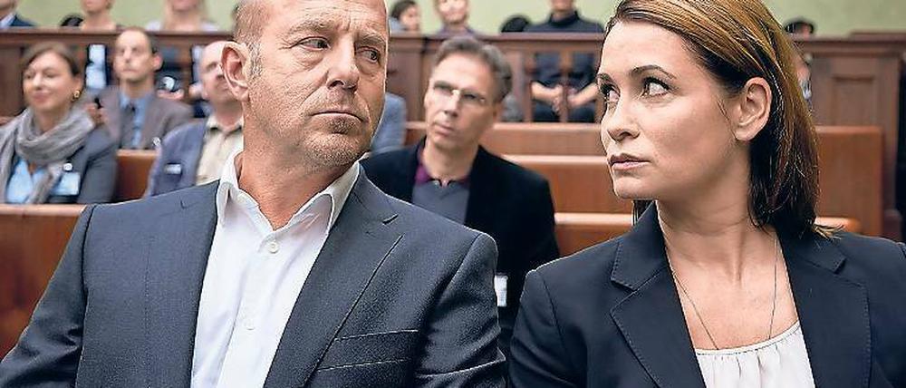 Was plant unser Nachbar als Nächstes? Randolph Tiefenthaler (Heino Ferch) und Rebecca (Anja Kling) warten angespannt auf die Eröffnung der Gerichtsverhandlung.