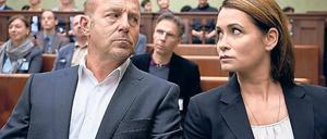 Was plant unser Nachbar als Nächstes? Randolph Tiefenthaler (Heino Ferch) und Rebecca (Anja Kling) warten angespannt auf die Eröffnung der Gerichtsverhandlung.