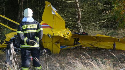 Flugzeugabsturz bei Jüterbog: Die Rettungskräfte konnten nur noch einen toten Mann aus dem Wrack bergen.
