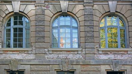 Erneuerungsbedarf. Dunkle Flure, rissige Böden und Decken und zugige Fenster: Das denkmalgeschützte Stadthaus in der Friedrich-Ebert-Straße ist seit Jahren ein Sanierungsfall. Allerdings wurde bereits die Barrierefreiheit verbessert – durch einen Aufzug, der alle drei Obergeschosse des Hauses erschließt.