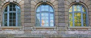 Erneuerungsbedarf. Dunkle Flure, rissige Böden und Decken und zugige Fenster: Das denkmalgeschützte Stadthaus in der Friedrich-Ebert-Straße ist seit Jahren ein Sanierungsfall. Allerdings wurde bereits die Barrierefreiheit verbessert – durch einen Aufzug, der alle drei Obergeschosse des Hauses erschließt.