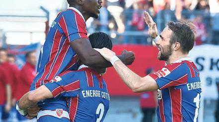 Und sie jubeln und jubeln und jubeln. Energie Cottbus ließ den Gästen aus Babelsberg keine Chance. Der Spitzenreiter hat nach elf Spielen zehn Siege und ein Remis vorzuweisen sowie die Tordifferenz von 32:2.