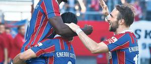 Und sie jubeln und jubeln und jubeln. Energie Cottbus ließ den Gästen aus Babelsberg keine Chance. Der Spitzenreiter hat nach elf Spielen zehn Siege und ein Remis vorzuweisen sowie die Tordifferenz von 32:2.