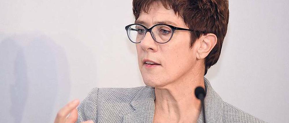 Die saarländische Ministerpräsidentin Annegret Kramp-Karrenbauer sieht heftige Sparbemühungen beim Saarländischen Rundfunk.