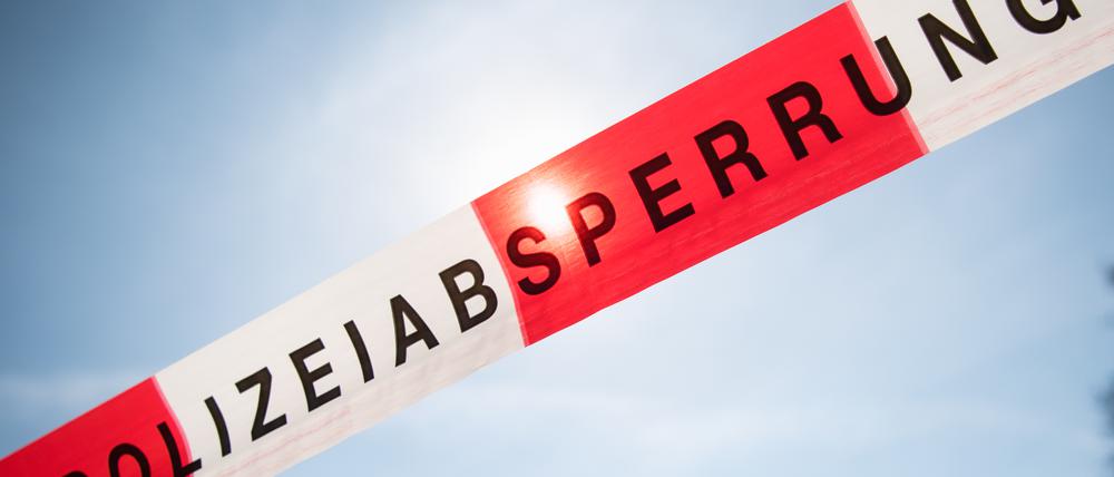 Die Bahnstrecke war nach dem Vorfall etwa drei Stunden lang gesperrt.