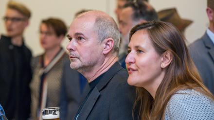 Teltows neuer und alter Bürgermeister heißt Thomas Schmidt (SPD). Er verfolgte am Abend im Rathaus gemeinsam mit der SPD-Bundestagsabgeordneten Manja Schüle die Auszählung.