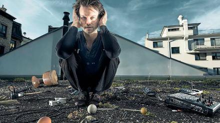 Experimente mit Percussion. Der Musiker Joss Turnbull spielt in der fabrik.