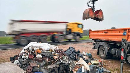Illegal abgelegt. Bauschutt an einer Landstraße nahe Birkholz.