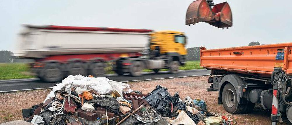 Illegal abgelegt. Bauschutt an einer Landstraße nahe Birkholz.