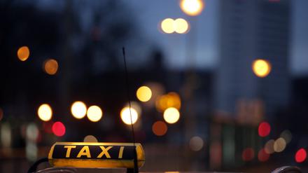 Besonders am Wochenende und nachts ist es für Potsdamer und Besucher der Stadt alles andere als einfach, ein Taxi zu ergattern. Demnächst steigen die Preise deshalb voraussichtlich - genau zu diesen Fahrzeiten.