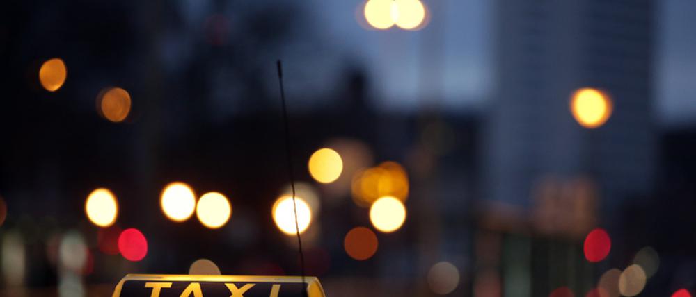 Besonders am Wochenende und nachts ist es für Potsdamer und Besucher der Stadt alles andere als einfach, ein Taxi zu ergattern. Demnächst steigen die Preise deshalb voraussichtlich - genau zu diesen Fahrzeiten.
