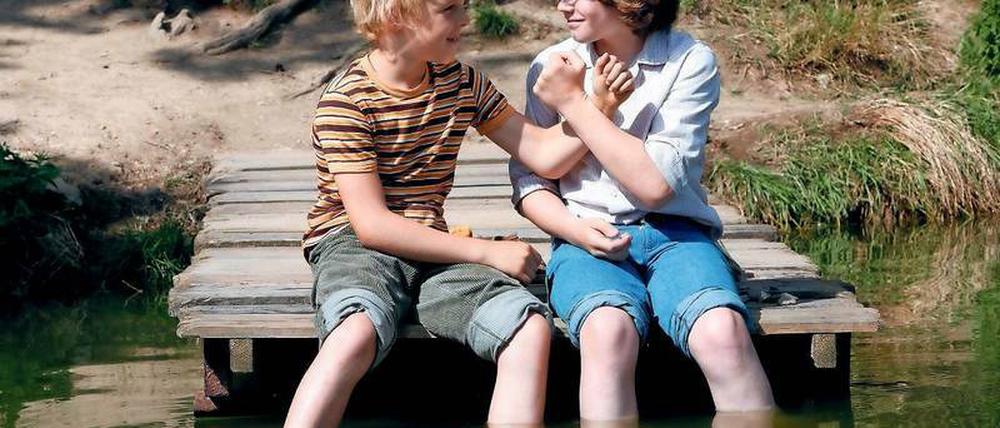 Auf immer und ewig. Die beiden Freunde Fred (Tilman Döbler, links) und Jonas (Valentin Wessely) schließen Blutsbrüderschaft. Nichts und niemand wird sie trennen können.