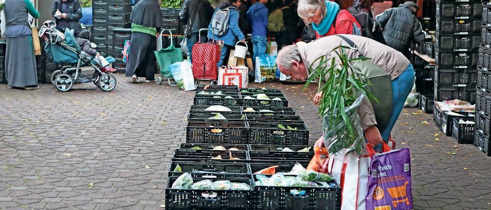 Ende einer Institution. Die Tafel an der Schopenhauerstraße schließt und zieht um. Gründe dafür sind fehlendes Personal und die teils schwere körperliche Arbeit, der die – zumeist älteren – Ehrenamtlichen nicht mehr gewachsen sind.