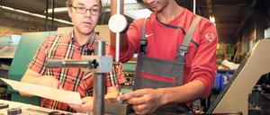 Von vorne anfangen. Semir Abdu (r.) hat in seiner Heimat Eritrea bereits als Schweißer gearbeitet. Eine Ausbildung konnte er in Deutschland zunächst nicht machen. Er absolvierte ein Praktikum und erwarb einen internationalen Schweißerpass.